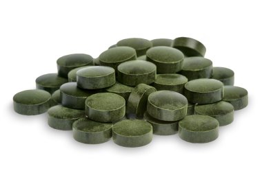 Beyaz arka plan üzerinde izole Spirulina hapları (superfood).