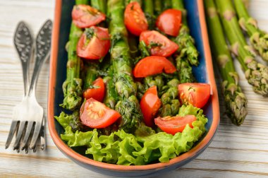 Meze - lezzetli vejetaryen salata yeşil kuşkonmaz, domates ve salata sosu ile.