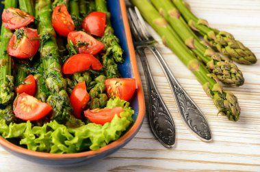 Meze - lezzetli vejetaryen salata yeşil kuşkonmaz, domates ve salata sosu ile.