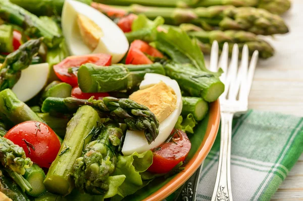 Delicius salade met groene asperges, tomaten en eieren — Stockfoto