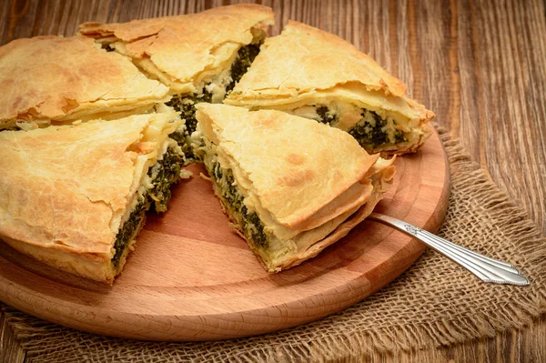 Pyszne ciasto ze szpinakiem i serem feta - spanakopita, tradycyjne dania kuchni greckiej. — Zdjęcie stockowe