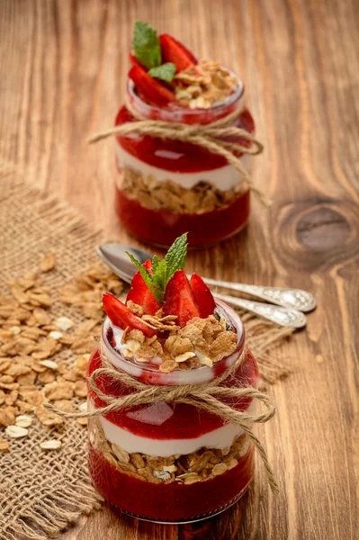 Gesundes Joghurt-Dessert mit Erdbeermousse, Müsli und Erdbeeren. — Stockfoto