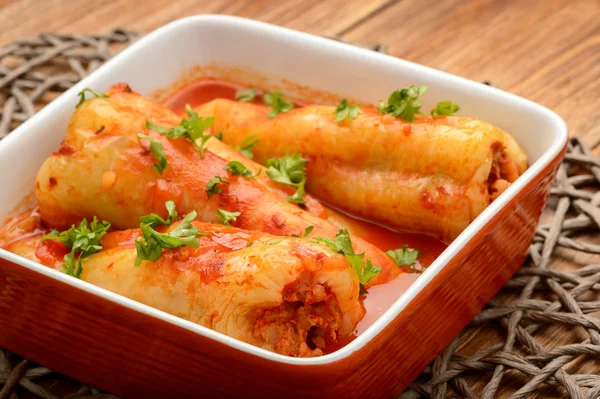 Pimientos rellenos al horno con salsa de tomate . —  Fotos de Stock