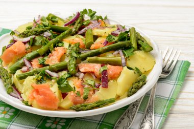 Lezzetli salata zekâ yeşil kuşkonmaz, somon füme ve patates.