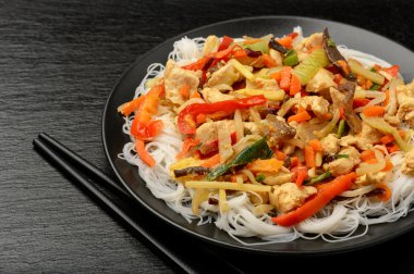 Pirinç Noodle sebze, mantar, tavuk ve soya sosu.