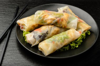 Spring rolls sebze ve tavuk - geleneksel Vietnam mutfağı.