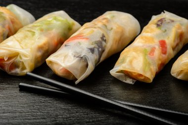 Spring rolls sebze ve tavuk - geleneksel Vietnam mutfağı.