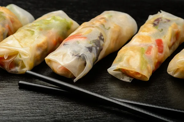 Spring rolls sebze ve tavuk - geleneksel Vietnam mutfağı.