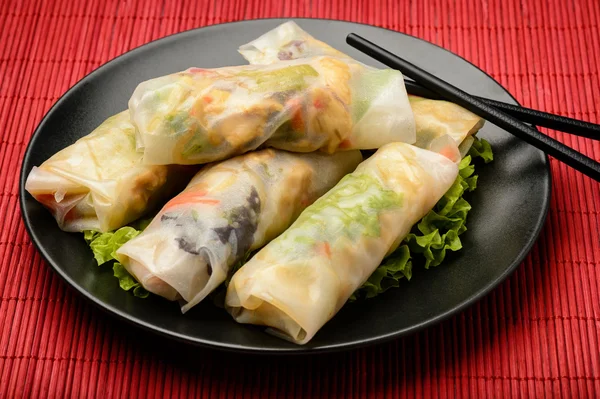 Spring rolls sebze ve tavuk - geleneksel Vietnam mutfağı.