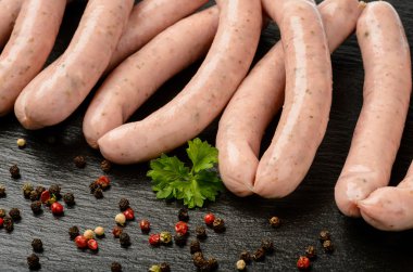 Siyah tepsi üzerinde beyaz sosis.