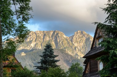 Görünüm Giewont tepe, Tatry dağlara, Polonya.