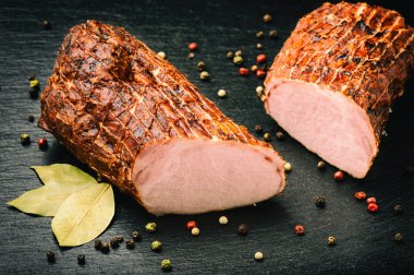 Domuz eti bonfile kara tahta üzerinde füme.