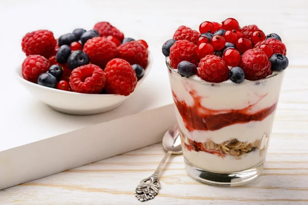 Sobremesa saudável de iogurte com muesli, mousse de morango, framboesas, mirtilos e groselhas vermelhas . — Fotografia de Stock