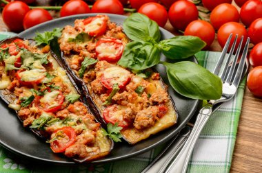 Lezzetli meze-ızgara patlıcan kıyma, domates ve peynir pişmiş.