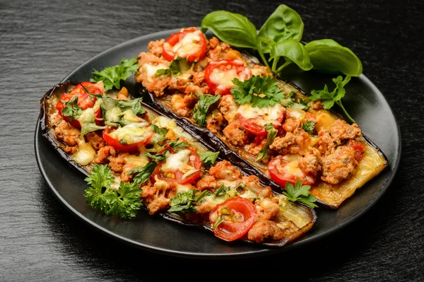 Délicieuses aubergines grillées à l'apéritif cuites avec viande hachée, tomates et fromage . — Photo