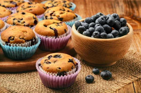 Muffin ai mirtilli e mirtilli su fondo di legno . — Foto Stock