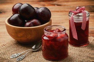 Erik reçeli Cam Kavanoz ahşap arka plan üzerinde.