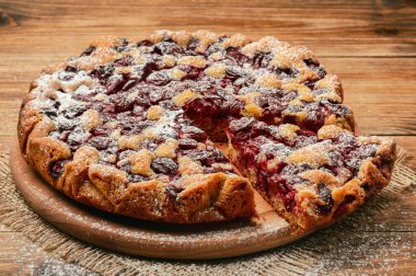 Kahverengi ahşap zemin üzerinde kiraz bisküvi pasta.