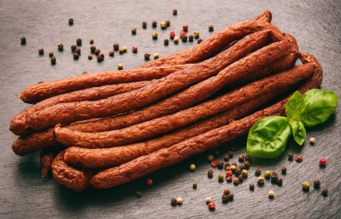 Kara tahta üzerinde füme avcılık sosis.