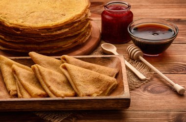 Mısır unundan yapılan gluten ücretsiz krep yığını Frambuaz reçeli ve akçaağaç şurubu ile servis.