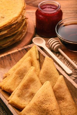 Mısır unundan yapılan gluten ücretsiz krep yığını Frambuaz reçeli ve akçaağaç şurubu ile servis.