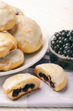 Yaban mersini Maya buns üzerinde beyaz masa dolu.