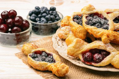 Kiraz ve yaban mersini ile puf hamur işleri.