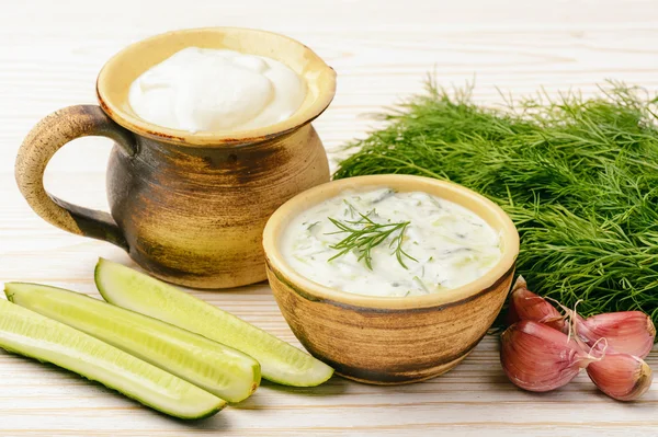 Tzatziki - salsa de yogur griego con pepinos y ajo . —  Fotos de Stock