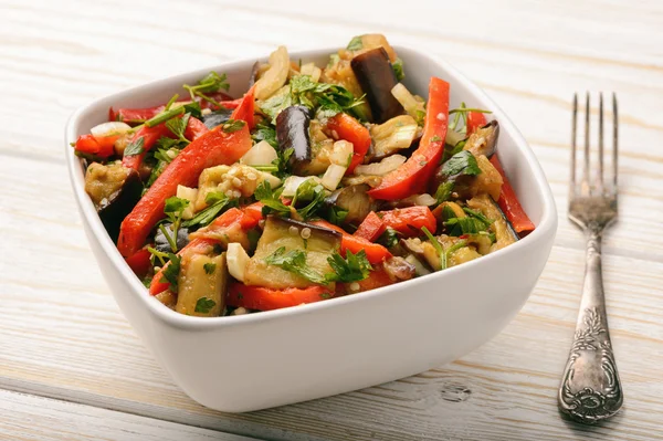 Előétel - saláta, sült egplants, paprikával és fokhagyma. — Stock Fotó