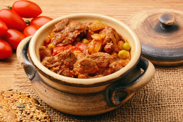 Wildgulasch auf braunem Holzhintergrund. — Stockfoto