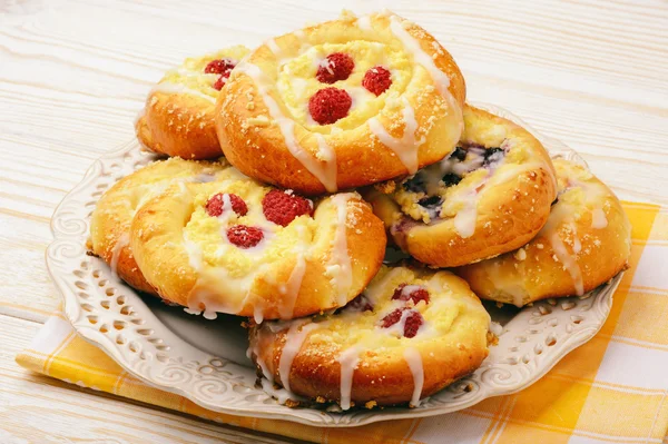 Fresh yeast buns with cheese and berries. — Stock Photo, Image