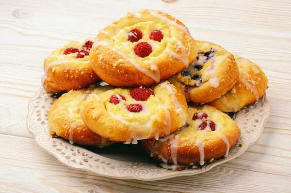 Fresh yeast buns with cheese and berries. — Stock Photo, Image