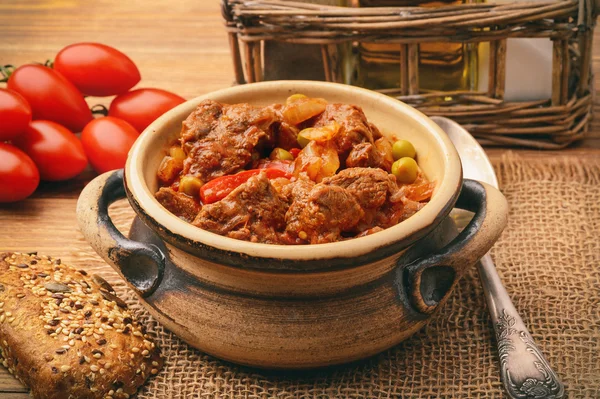 Goulash de carne de venado sobre fondo de madera marrón . — Foto de Stock