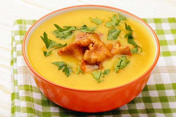 Вегетаріанська кухня - вершковий суп з картоплею та грибами лисичок . — стокове фото