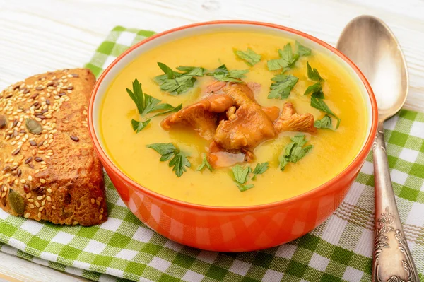 Cuisine végétarienne - soupe à la crème aux pommes de terre et aux girolles . — Photo