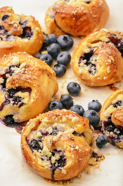 Fresh yeast buns with cheese and blueberries. — Stock Photo, Image