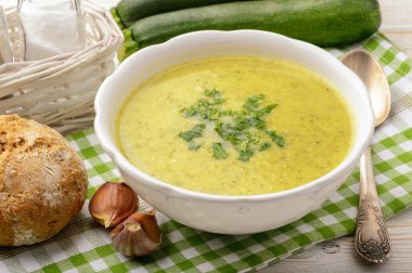 Vejetaryen bir krem kabak ve patates çorbası. 