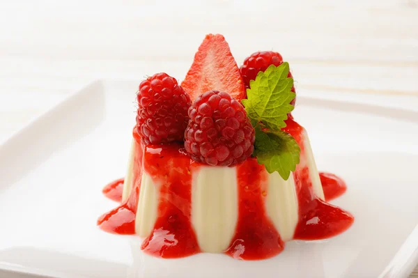 Panna cotta avec mousse de fraise et framboises . — Photo