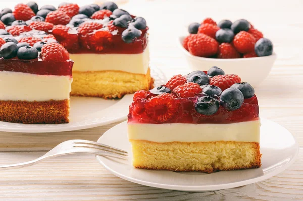 Piece of delicious cheesecake with berry jelly and berries. — Stock Photo, Image