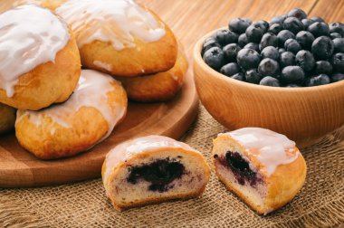 Kahverengi ahşap masa üzerinde yaban mersini ile tatlı Maya buns. 