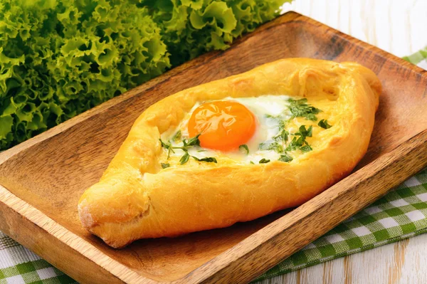 Khachapuri - geleneksel beyaz pasta peynir ve yumurta ile.