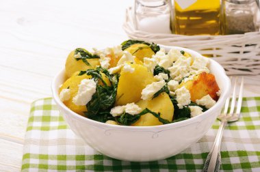 Kavrulmuş patates, ıspanak ve peynir salatası.