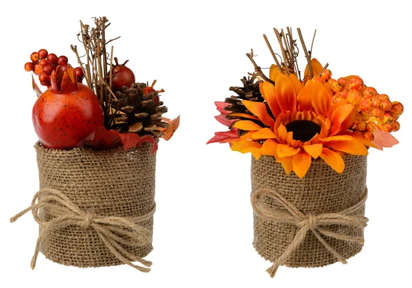 Arranjo de outono - pote com granat artificial, girassol e cones isolados . — Fotografia de Stock