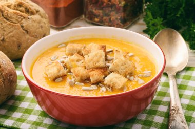 Ayçiçeği tohumu ile vejetaryen yemek - krem havuç çorbası. 