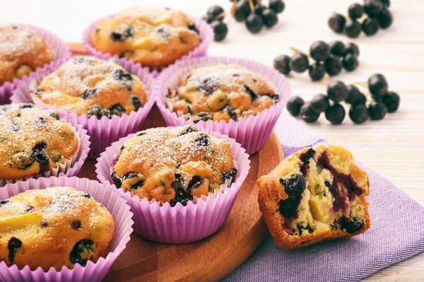 Muffin dolci con chokeberries (aronia) sul tavolo di legno bianco . — Foto Stock