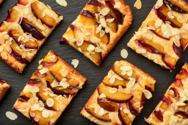 Siyah arka plan üzerine Erik pasta grafiğin dilimlerini.