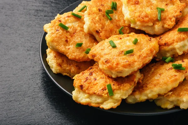 Costeletas de frango assadas com alho e queijo em fundo preto . — Fotografia de Stock