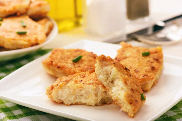 Costeletas de frango assadas com alho e queijo no prato branco.Foco seletivo . — Fotografia de Stock