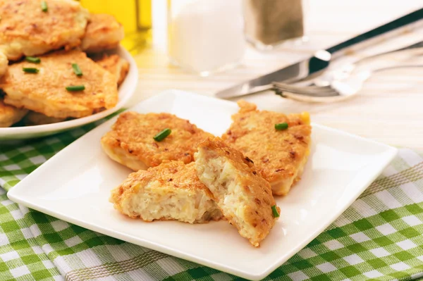 Gebratene Hühnerschnitzel mit Knoblauch und Käse auf weißem Teller.. — Stockfoto