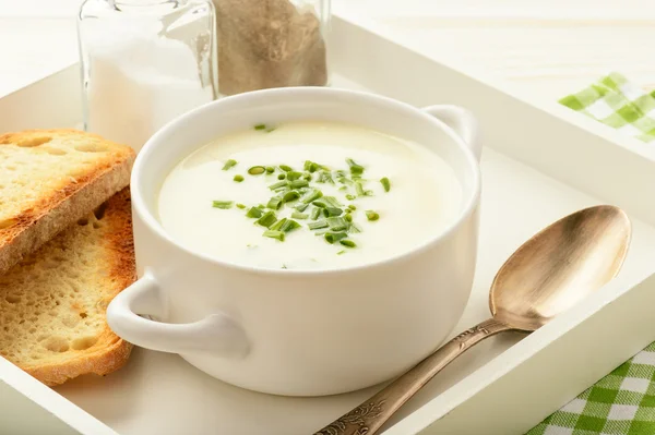 Sopa de crema de queso en bandeja de madera blanca . —  Fotos de Stock